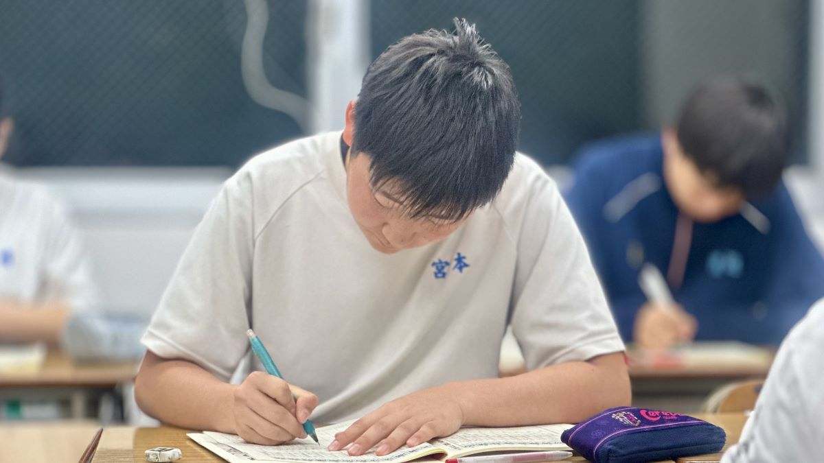 個別指導塾より 成績が上がる シリウス深井校　堺市中区深井の塾・学習塾｜英語を学ぶ中学生